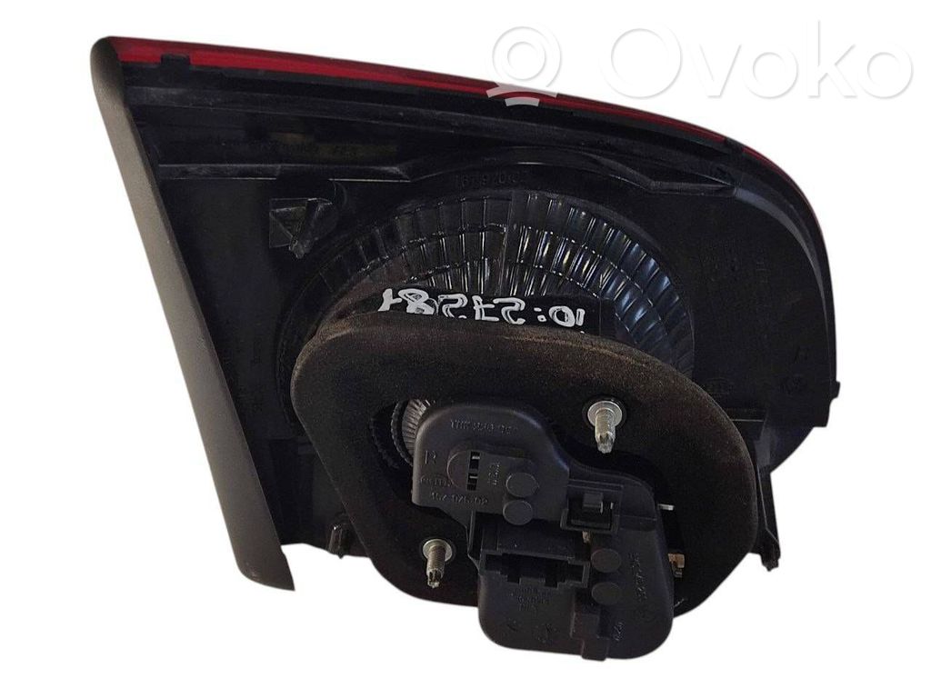 Aizmugurējais lukturis pārsegā