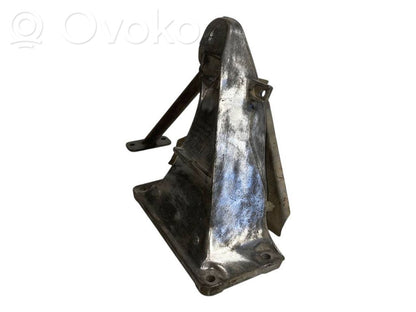 Engine mounting bracket