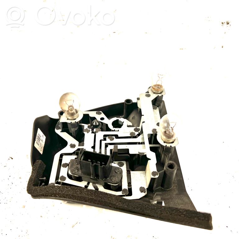 Держатель крышки заднего фонаря