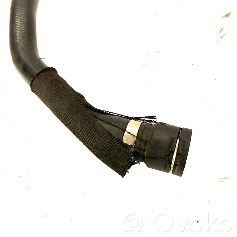 Caurulīte (-es) / šļūtene (-es)