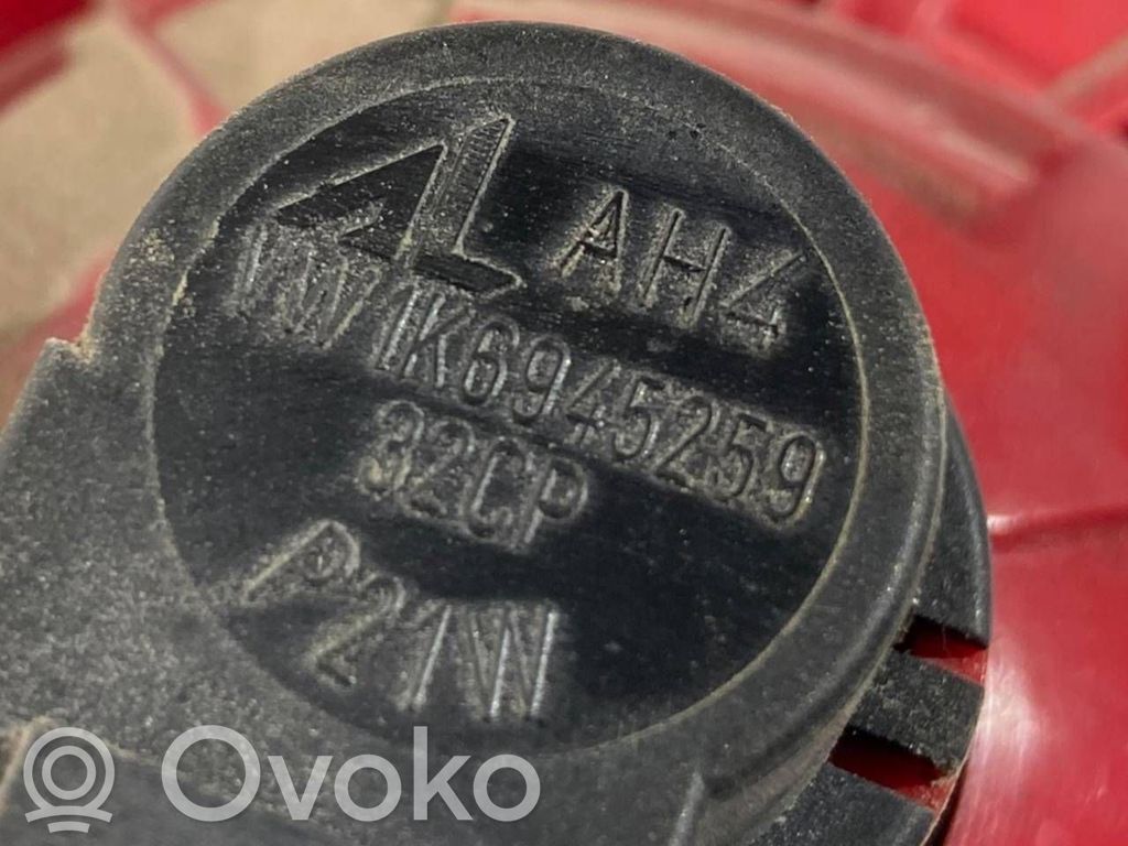 Aizmugurējais lukturis pārsegā