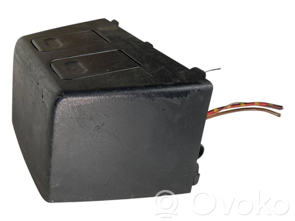 12 V ligzda (aizmugure)
