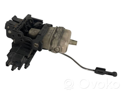 Aizmugurējā pārsega slēdzene