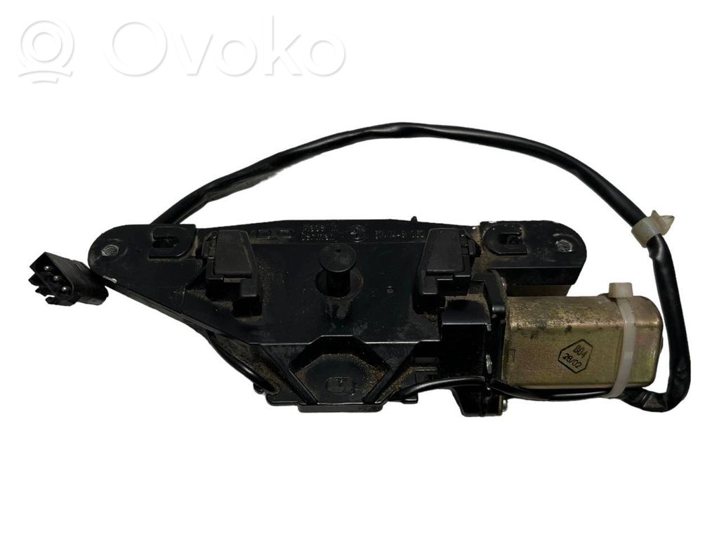 Aizmugurējā pārsega pievilcējs