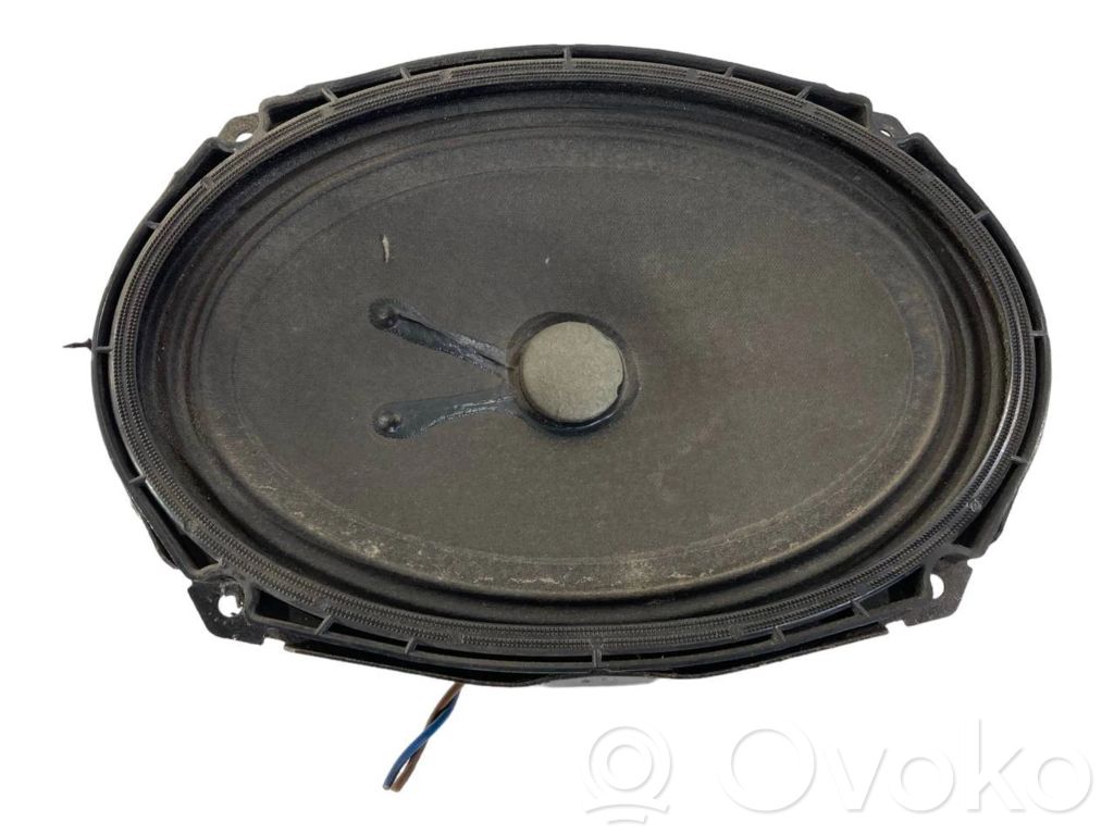 Skaļrunis (-i) aizmugurējā palodzē