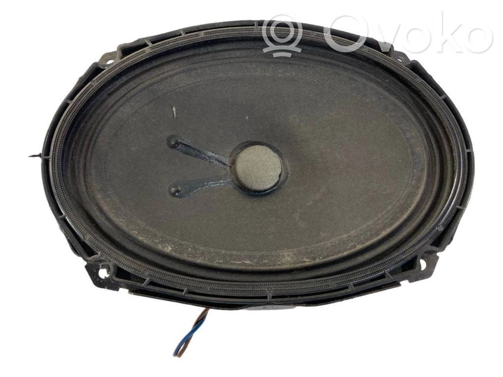 Skaļrunis (-i) aizmugurējā palodzē