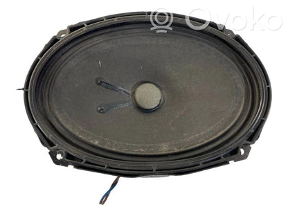 Skaļrunis (-i) aizmugurējā palodzē