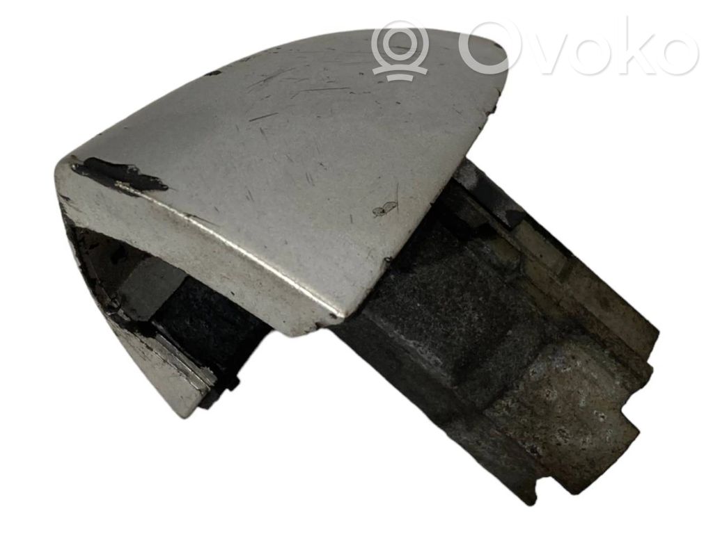 Priekšpusē durvju roktura vāciņš