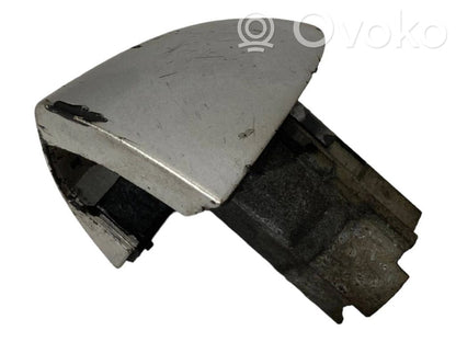 Priekšpusē durvju roktura vāciņš