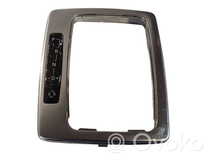 Ātrumu pārslēgšanas sviras dekoratīvā apdare (plastmasas)