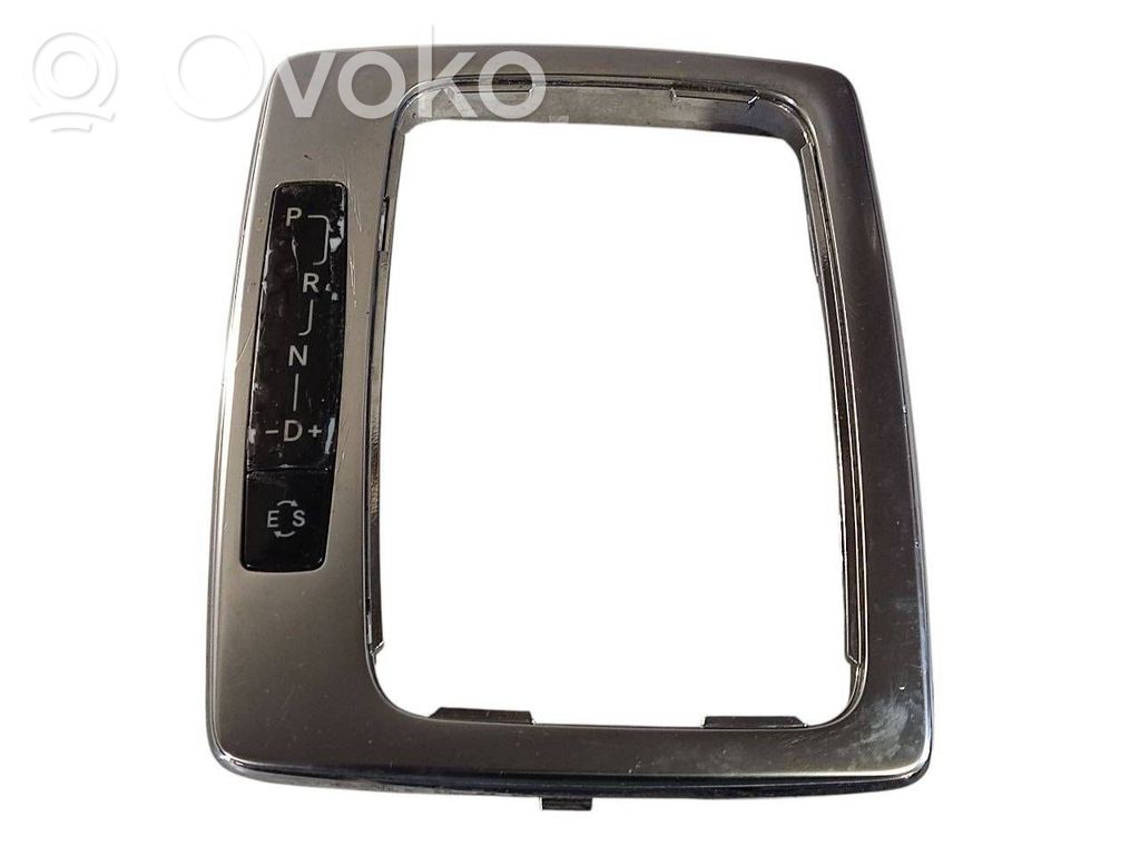 Ātrumu pārslēgšanas sviras dekoratīvā apdare (plastmasas)