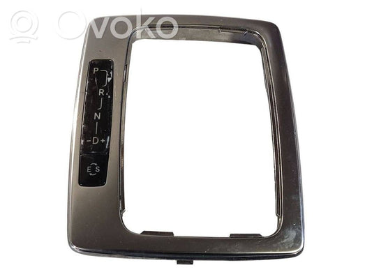 Ātrumu pārslēgšanas sviras dekoratīvā apdare (plastmasas)