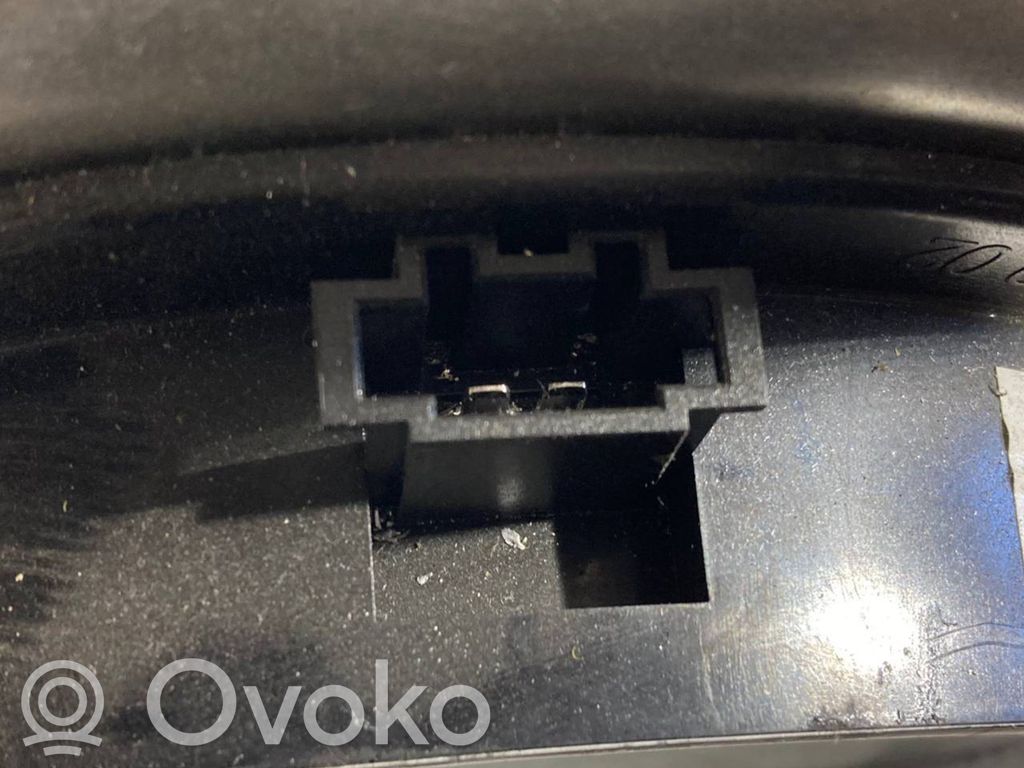 Skaļrunis (-i) priekšējās durvīs