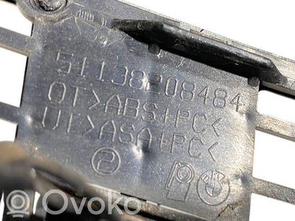 Dzinēja pārsega dekoratīvais režģis