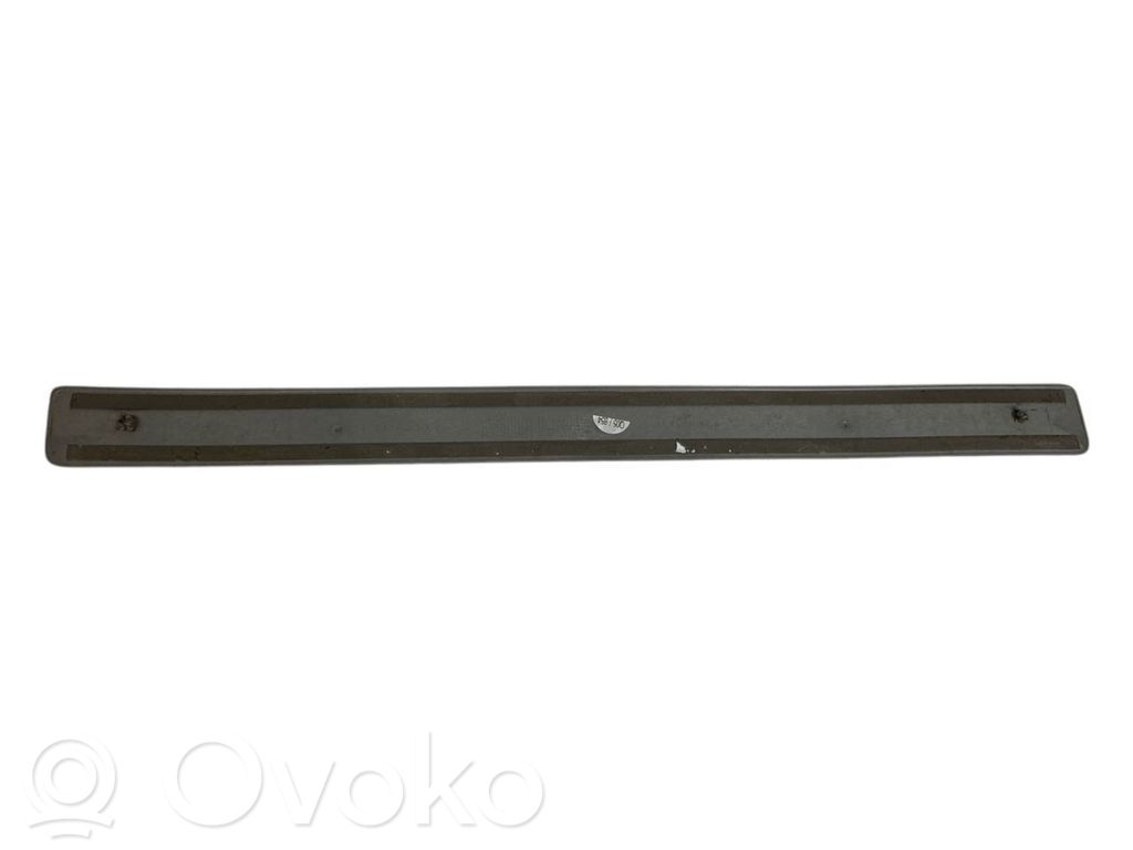 Priekšējā sliekšņa dekoratīvā apdare (iekšējā)