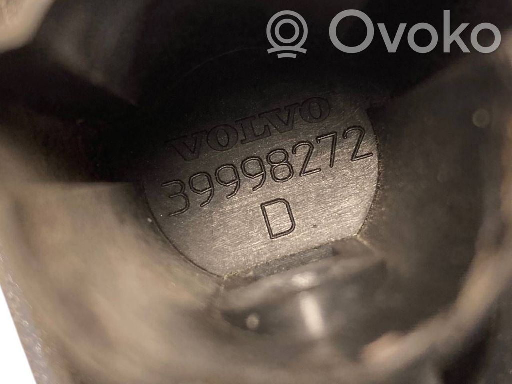 Aizmugurē durvju roktura vāciņš