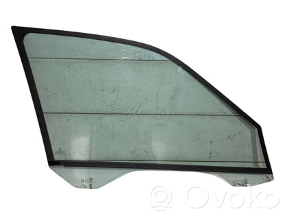 priekšējo durvju stikls (četrdurvju mašīnai)