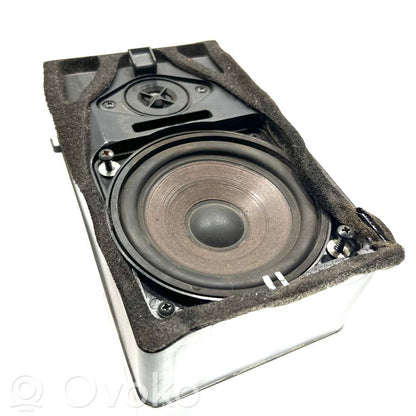 Skaļrunis (-i) aizmugurējā palodzē