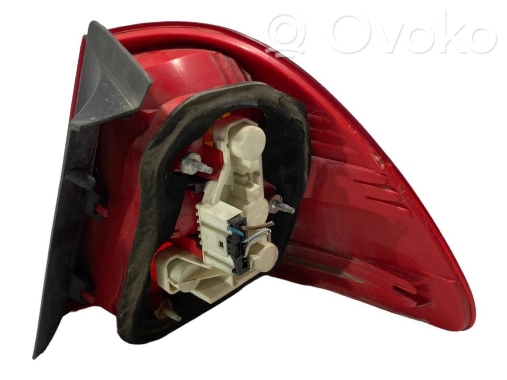 Aizmugurējais lukturis virsbūvē