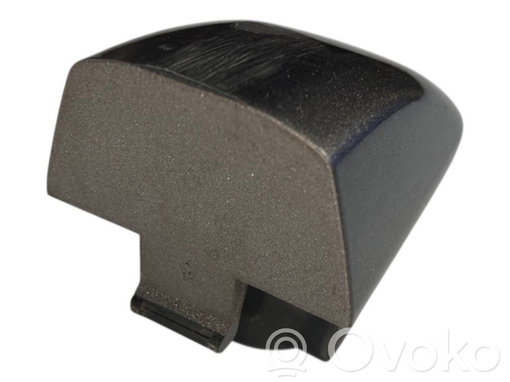 Aizmugurē durvju roktura vāciņš