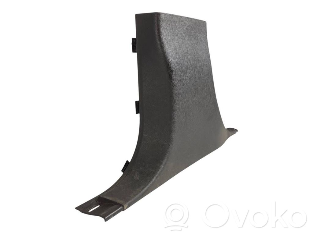 (B) statņa dekoratīvā apdare (apakšdaļa)