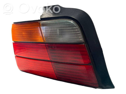 Aizmugurējais lukturis virsbūvē