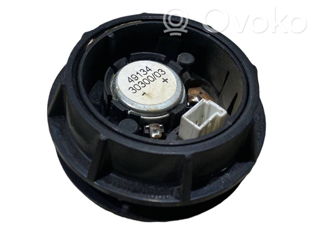 Augsto frekvenču skaļrunis (-i) priekšējās durvīs