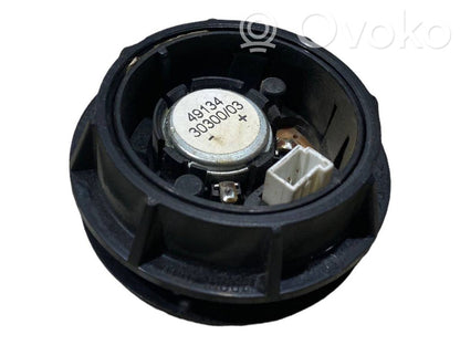 Augsto frekvenču skaļrunis (-i) priekšējās durvīs