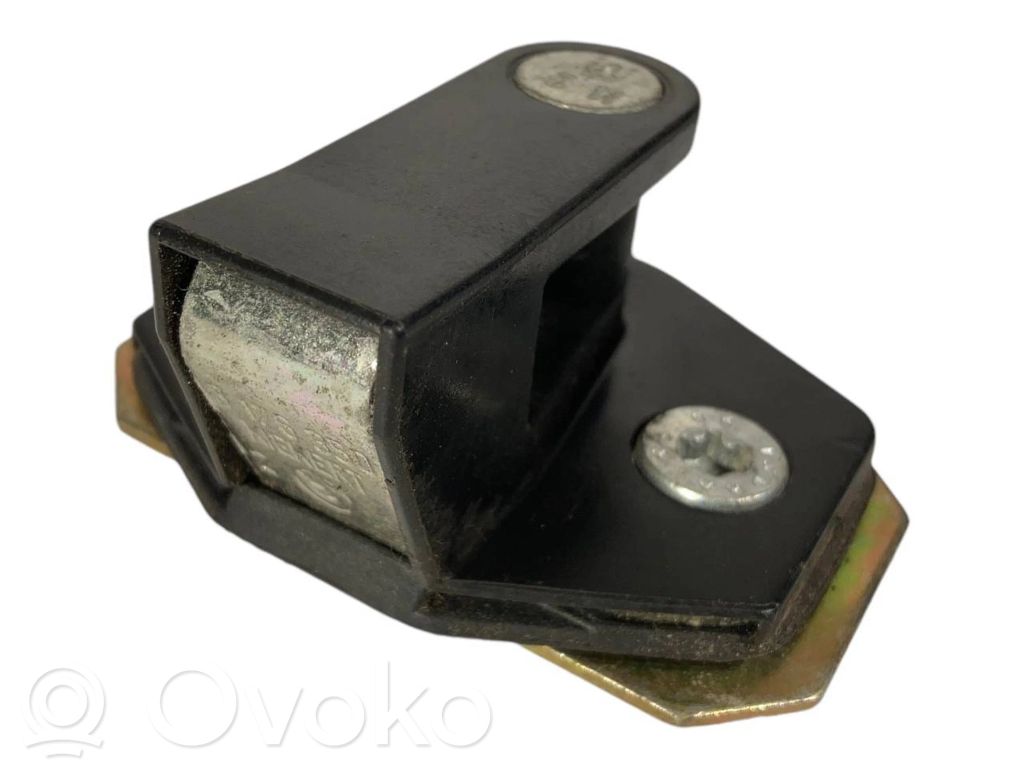 Priekšpusē slēdzenes cilpa