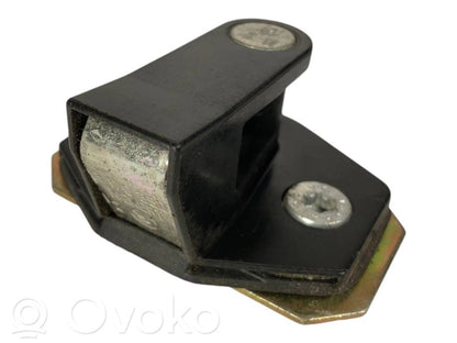 Priekšpusē slēdzenes cilpa