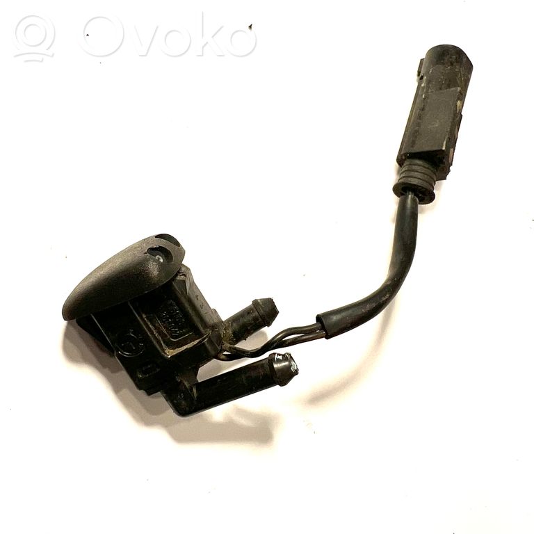 Mazgāšanas šķidruma smidzinātājs (-i) priekšējam logam