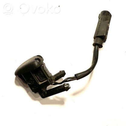 Mazgāšanas šķidruma smidzinātājs (-i) priekšējam logam