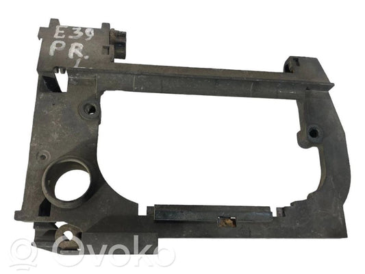 Priekšpusē turētājs / kronšteins ārējam atvēršanas rokturim