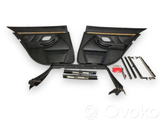 Aizmugurē logu aizkars