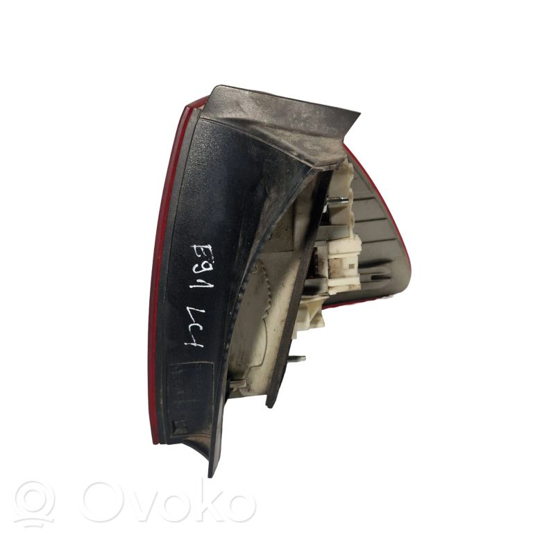 Aizmugurējais lukturis virsbūvē