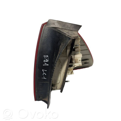 Aizmugurējais lukturis virsbūvē