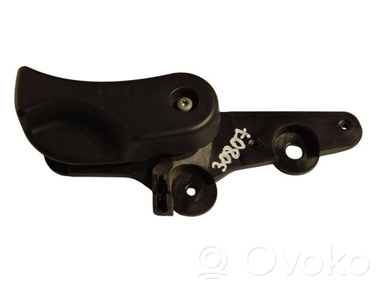 Dzinēja pārsega attaisīšanas rokturītis