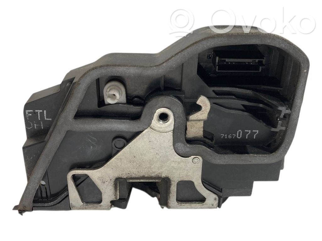 Priekšpusē slēdzene