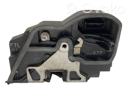 Priekšpusē slēdzene