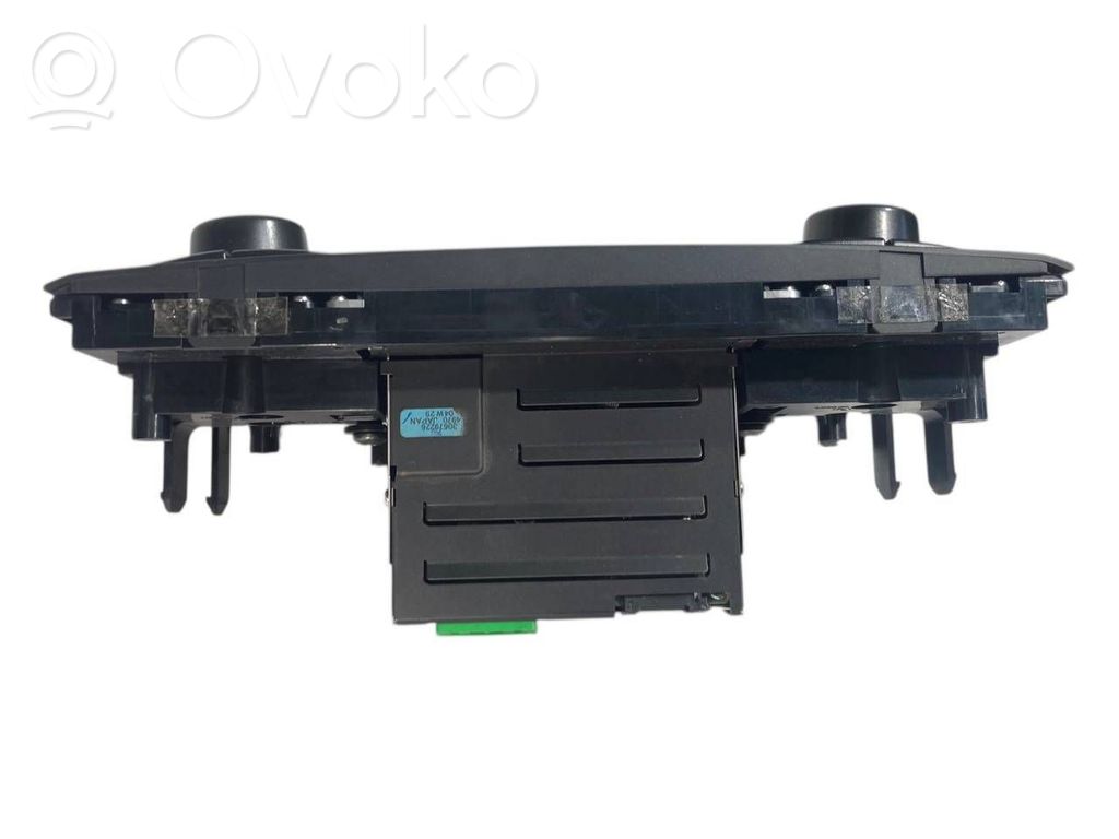 Radio / CD/DVD atskaņotājs / navigācija