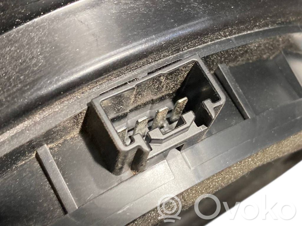Aizmugurē elektriskais loga pacelšanas mehānisms bez motoriņa