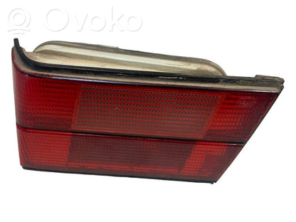 Aizmugurējais lukturis pārsegā