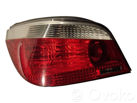 Aizmugurējais lukturis virsbūvē