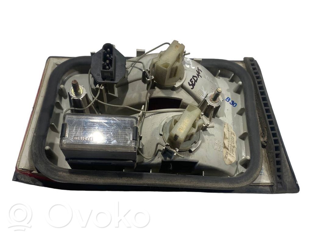 Aizmugurējais lukturis pārsegā