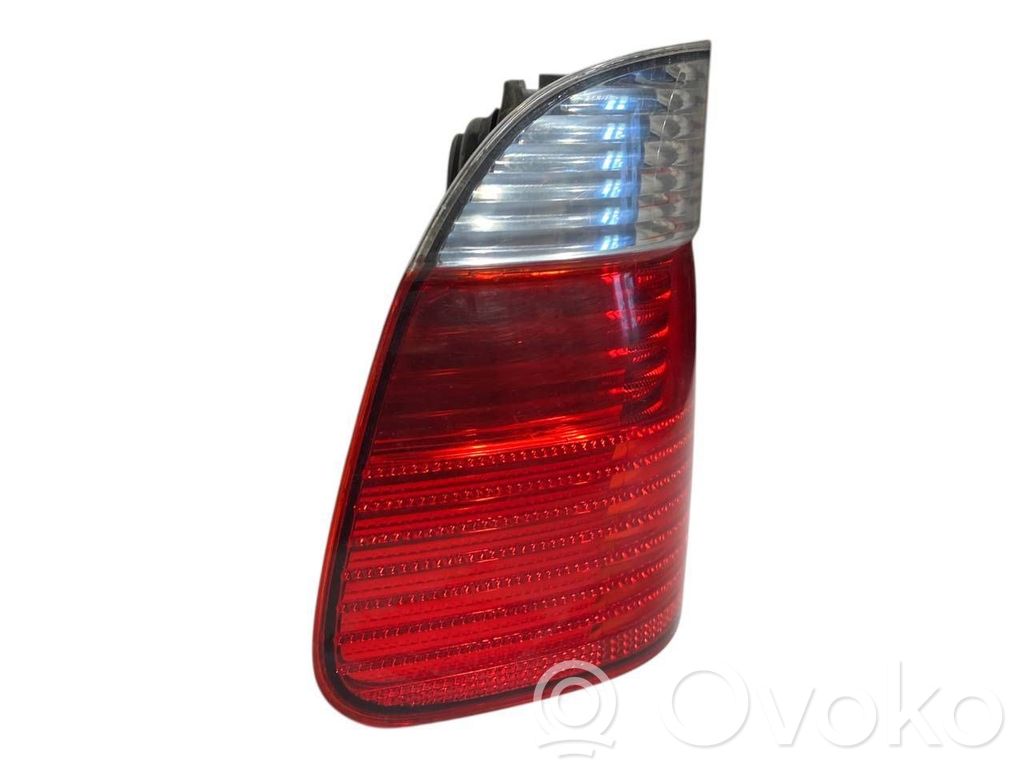 Aizmugurējais lukturis virsbūvē