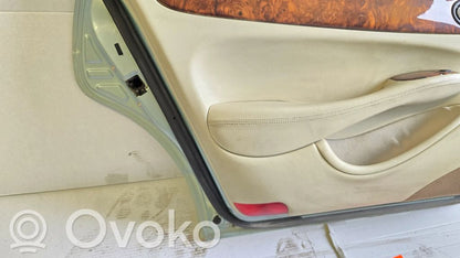 Aizmugurējās durvis