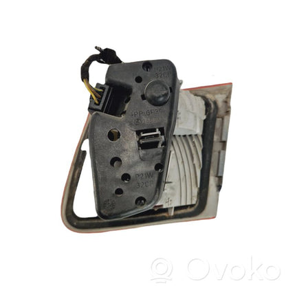 Aizmugurējais lukturis pārsegā