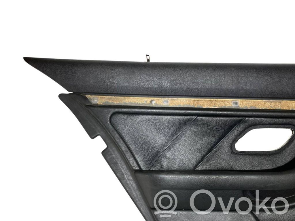 Занавеска на окне сзади