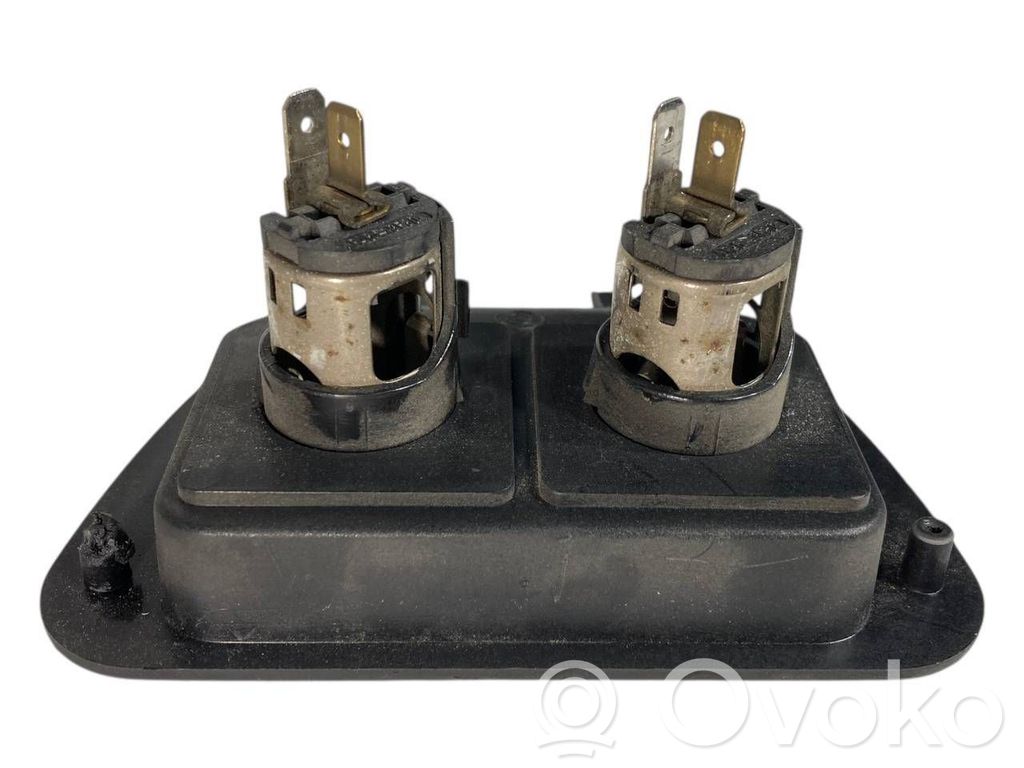 12 V ligzda (aizmugure)