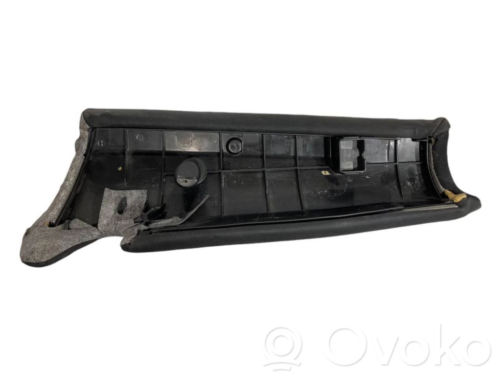 Sānu dekoratīvā apdare pie aizmugurējā sēdekļa (augšdaļa)